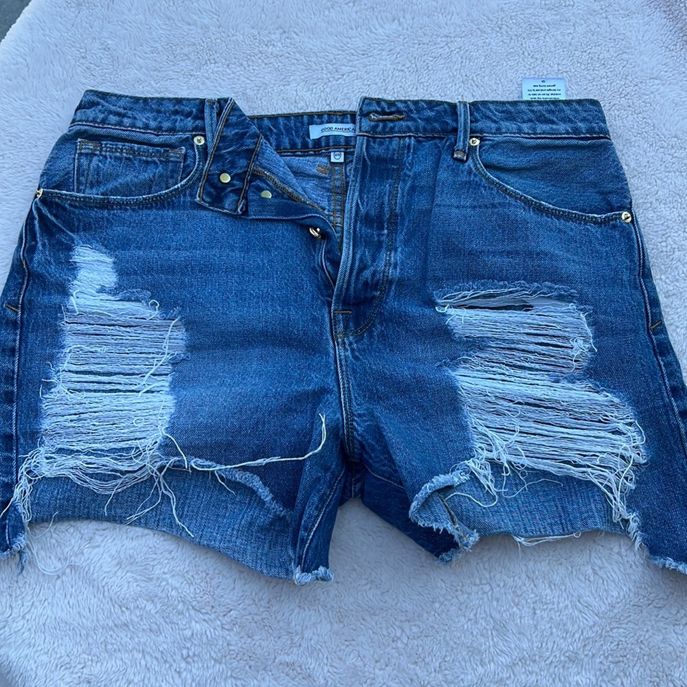 Good American bombshell shorts